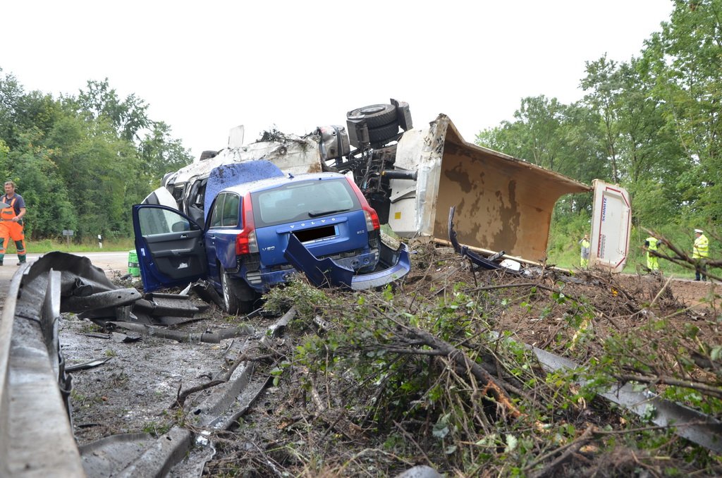 LKW umgestuerzt A 1 Rich Saarbruecken P075.JPG